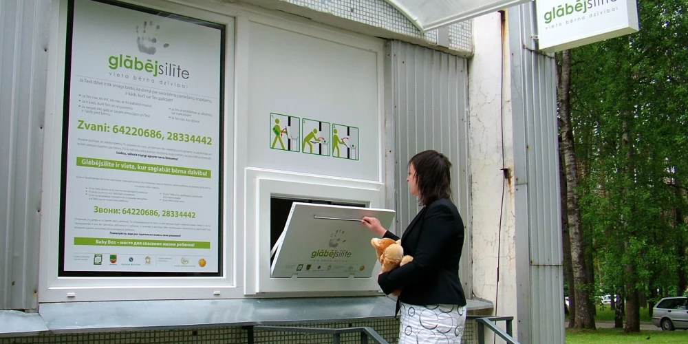Baby Box представляет собой дверь в стене, за которой находится детская кроватка.