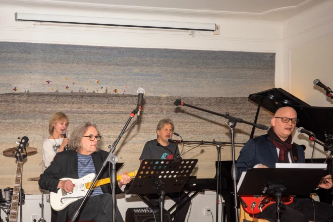 Pāvils un patskaņi. Gundars Rullis, Raitis Freimanis, Kristaps Grasis, fonā Maija Janusa.