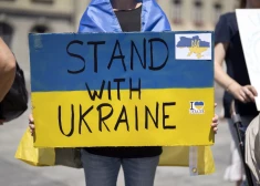 Uzraksts angļu valodā "Stand with Ukraine" (Es atbalstu Ukrainu). 