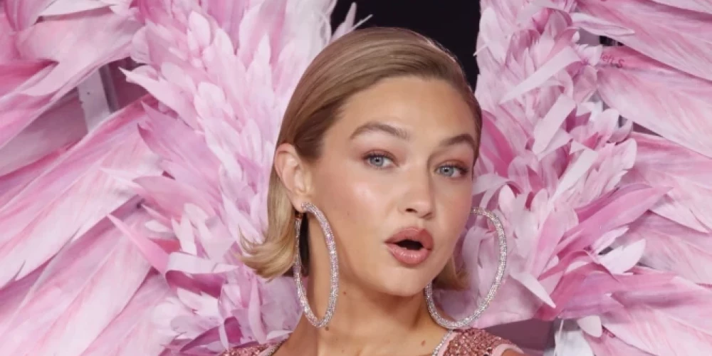Džidži Hadia 2024. gada "Victoria's Secret" modes skatē.