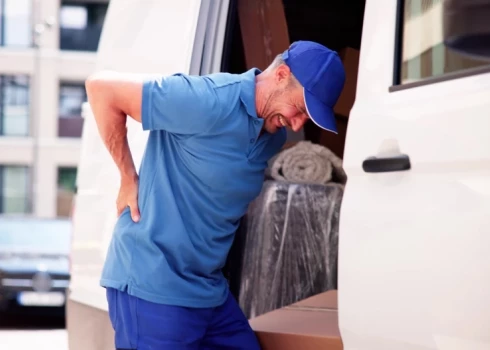 Izmaiņas paradumos, piemēram, pareiza priekšmetu pacelšanas tehnika, regulāras pauzes un atbilstoša muguras atbalsta lietošana, var palīdzēt novērst starpskriemeļu diska trūces risku un nodrošināt veselīgu muguru ilgtermiņā.