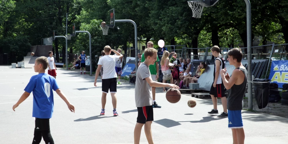 Jaunieši spēlē ielu basketbolu Grīziņkalna skeitparkā.