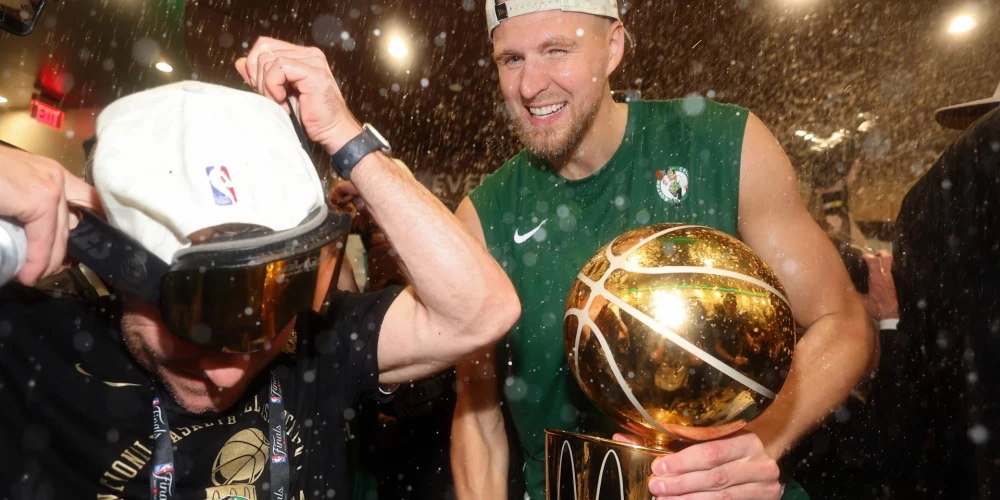 Kristaps Porziņģis ar Bostonas "Celtics" izcīnīto NBA čempionu trofeju