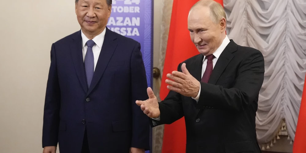 Krievijas diktators Vladimirs Putins un Ķīnas prezidents Sji Dzjiņpins BRICS samitā Kazaņā