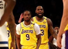 Bronijs un Lebrons Džeimsi dodas laukumā "Lakers" regulārās sezonas spēlē.