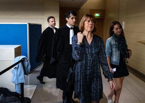 Žizele Peliko šodien pirmo reizi sniedz liecību tiesā.