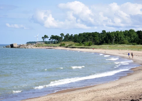 Наиболее теплая вода сохраняется в море и крупнейших озерах.