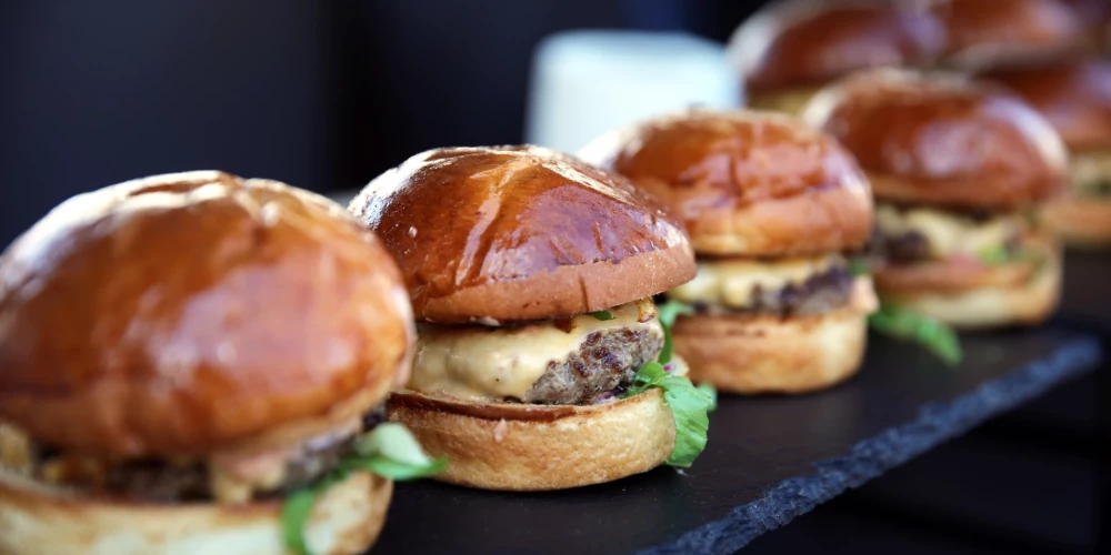 Сочное мясо, свежие овощи, хлеб и ароматные соусы - эти ингредиенты должны гармонично сочетаться, чтобы создать неповторимый вкус.