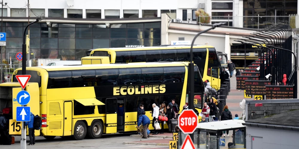 "Ecolines" autobusi Rīgas Starptautiskās autoostas teritorijā.