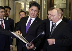 Mongolijas prezidents Hurelsuhs Uhnāgīns (no kreisās) un Krievijas prezidents Vladimirs Putins. 