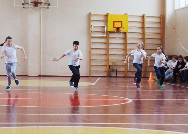 "Ja matemātikā skolēnus vērtē pēc spējām, kādēļ lai sportā to nevarētu?" Vairāki sporta skolotāji uzskata, ka skolās vajadzētu atgriezties pie normatīvu sistēmas