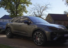 Autosportists rudenīgā braucienā skaidro, kas kopīgs Porsche Macan un Taycan