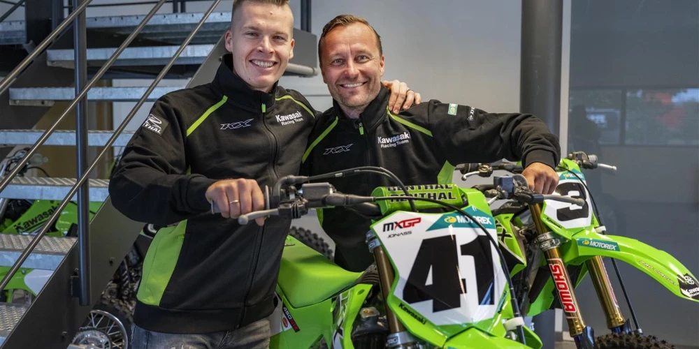 Pauls Jonass (no kreisās) ar Anti Pironenu pēc oficiālās sadarbības paziņošanas.