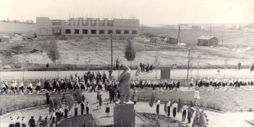 Ļeņina pieminekļa atklāšana Rēzeknē 1956. gadā. Fonā redzama Rēzeknes piena konservu kombināta jaunceltne.