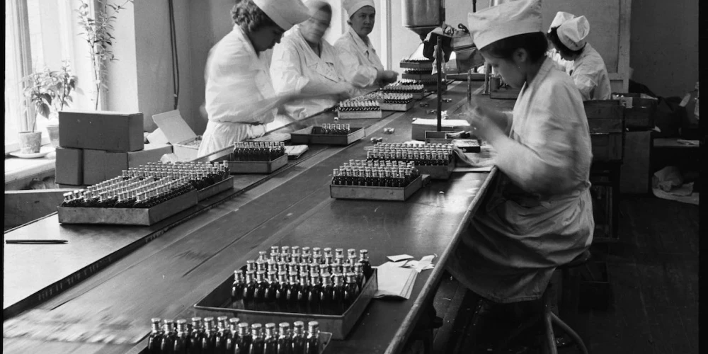 Fabrikas Dzintars odekolona ražošanas līnija. Piecdesmitie gadi.