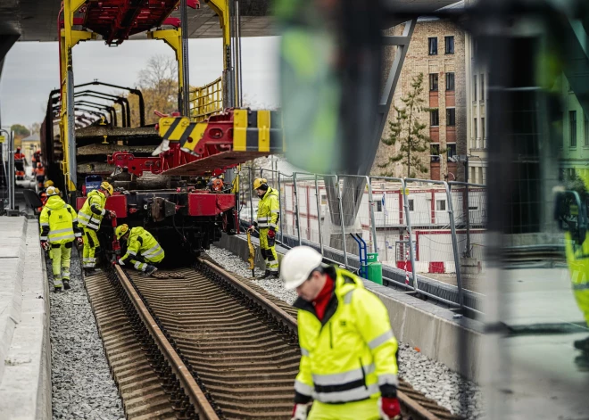 ФОТО: на недавно построенной части станции Rail Baltica в Риге проходят работы по укладке временных путей