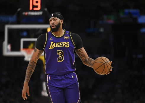 Oct 25, 2024; Los Angeles, California, USA; Los Angeles Lakers forward Anthony Davis (3) looks to pass against the Phoenix Suns during the first half at Crypto.com Arena. Mandatory Credit: Jonathan Hui-Imagn Images