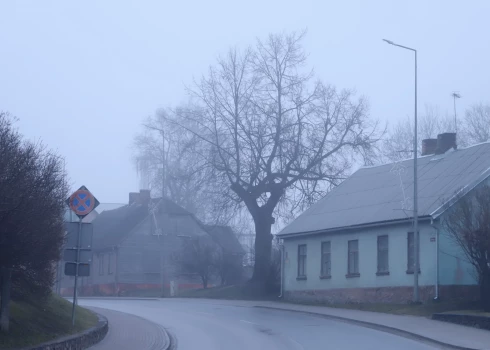 Naktī daļu Latvijas teritorijas ietīs migla, bet rīt gaidāms lietus.