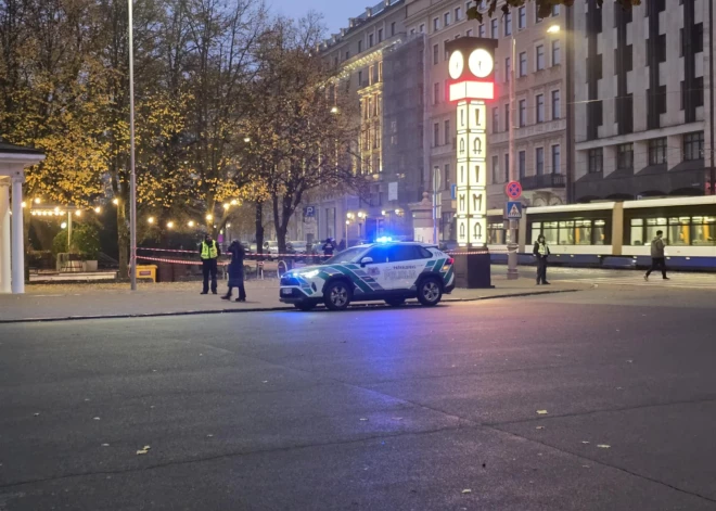 Norobežota teritorija pie Brīvības pieminekļa satrauc rīdziniekus – policija skaidro situāciju