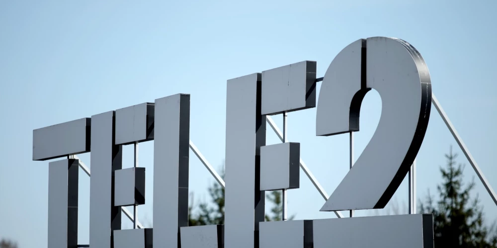 Uzrakts "Tele2" uz ēkas jumta.