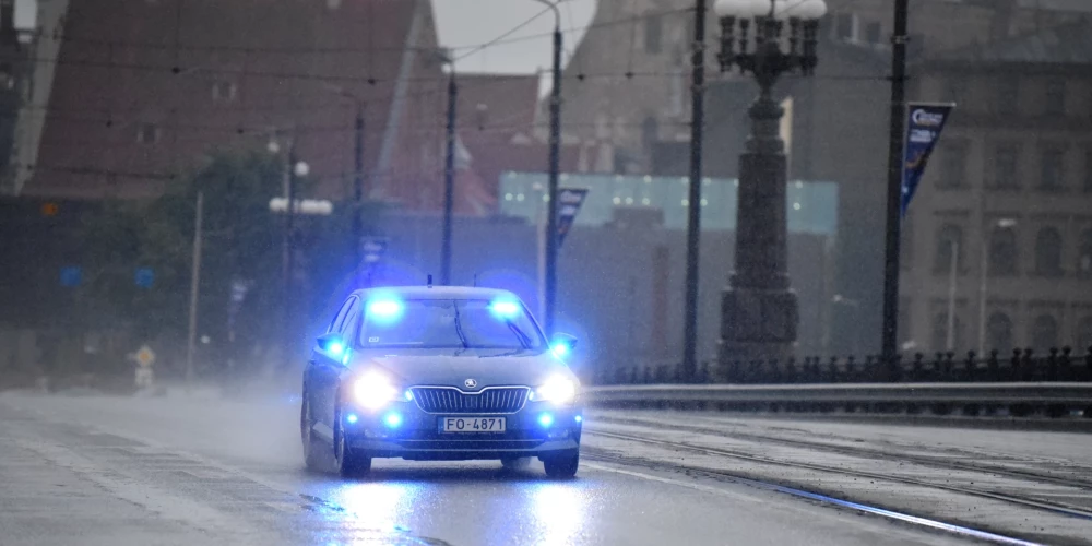 Policijas automašīna uz Akmens tilta.