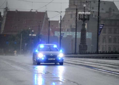 Policijas automašīna uz Akmens tilta.