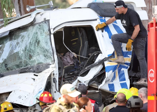 Telavivā kravas automobilis iebrauc cilvēku pūlī autobusa pieturā