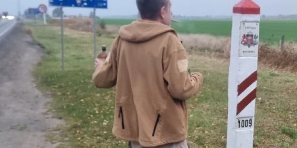 Jurijs Aleksejevs iedzer alu un uzpīpē uz Latvijas robežas (foto: "Facebook")