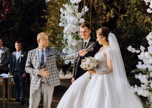 Kāzu plānošana ir pilna ar jautājumiem, un viens no tiem ir – vai ir nepieciešams vakara vadītājs?