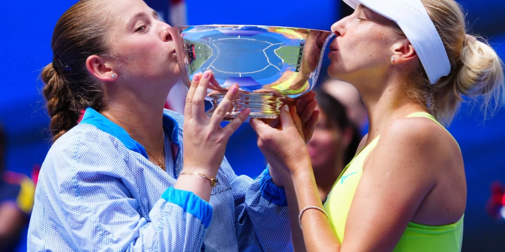 WTA dubultspēļu ranga ceturtā un trešā raketes (no kreisās) Aļona Ostapenko un Ludmila Kičenoka pēc panākuma "US Open". 