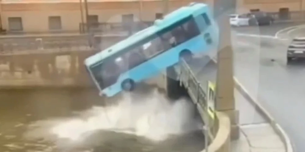 Autobuss iegāžas Moikas upē (ekrānuzņēmums no video)