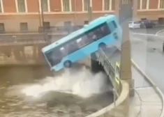 Autobuss iegāžas Moikas upē (ekrānuzņēmums no video)