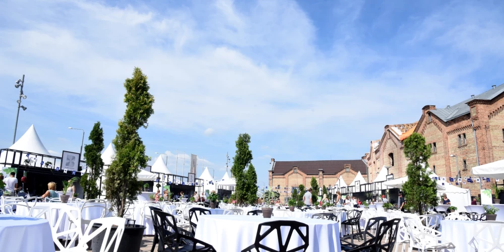 "Rīgas svētku restorāns" Spīķeru centrālajā laukumā.