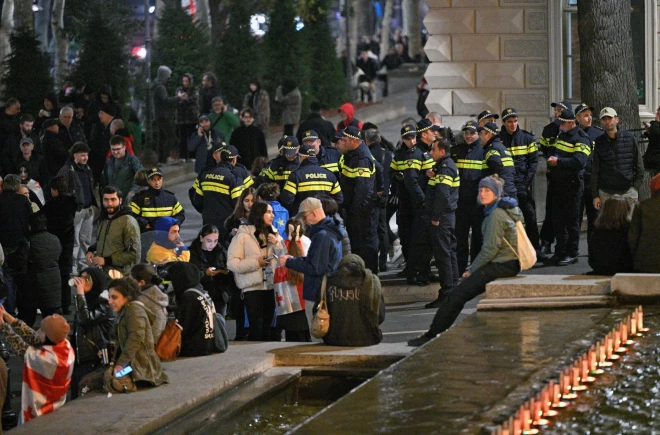 Tūkstošiem gruzīnu protestē pret vēlēšanu "nozagšanu".