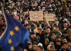 Tūkstošiem gruzīnu protestē pret vēlēšanu "nozagšanu".