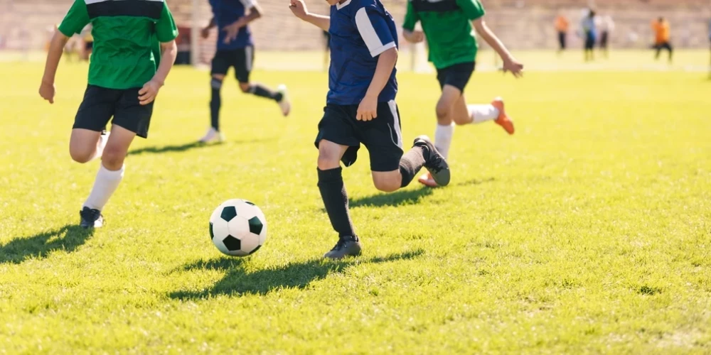 Aptuveni trešdaļa vecāku baidās par fiziskas vardarbības riskiem bērnu sporta pulciņos.