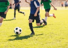 Aptuveni trešdaļa vecāku baidās par fiziskas vardarbības riskiem bērnu sporta pulciņos.