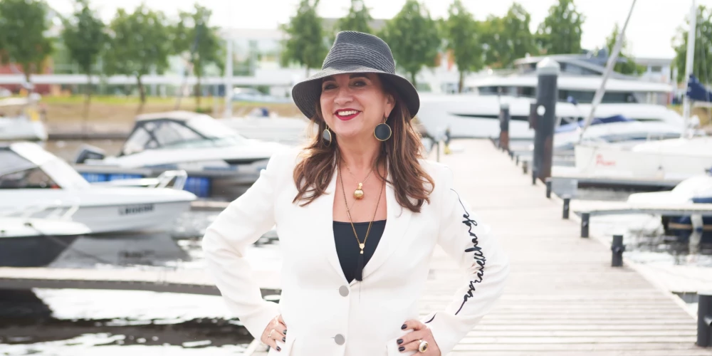 “Ja tu izkārsies pa logu un sauksi policiju, es tevi nositīšu!” – tā Baibai Sipeniecei-Gavarei piedraudējis bandīts Vaļera, kurš bija nolaupījis Baibu un turējis viņu kā ķīlnieci, lai no valūtas veikala vadītājas izspiestu parādu.