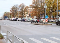 “Nebijām pamodušies laikam!" Šofere Brīvības ielā nepamana sarkano gaismu un izraisa sadursmi