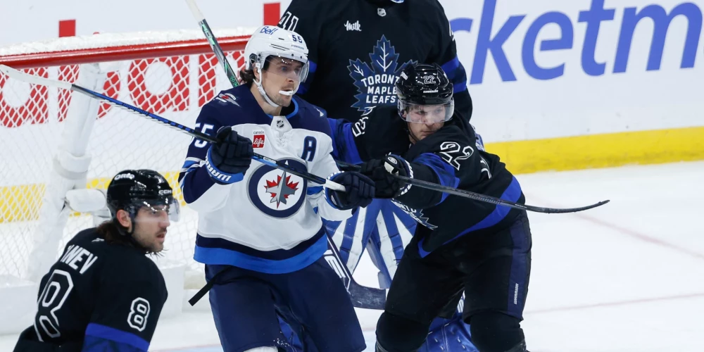 Marks Šeifele cīnās Toronto "Maple Leafs" vārtu priekšā.