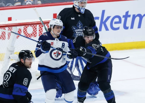 Marks Šeifele cīnās Toronto "Maple Leafs" vārtu priekšā.