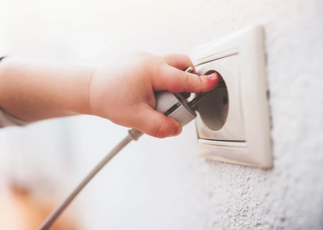 Kā pasargāt bērnu no elektrotraumas un kā rīkoties, ja tā notikusi? Speciālistu ieteikumi