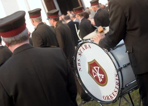 Kādā epizodē Valmieras Drāmas teātra koncertizrādēs par atlīdzību tika iesaistīti NBS orķestra muzikanti. Līgums ar teātri esot bijis fiktīvs, un armijas vadība par to neesot informēta. 