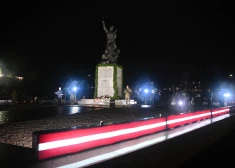 Lāčplēša dienā svecītes un ziedi gulst pie desmitiem pieminekļu visā Latvijā. Brīvības piemineklis nav tikai Rīgā, bet arī Jēkabpilī, Bauskā, Viesītē un citās Latvijas pilsētās.