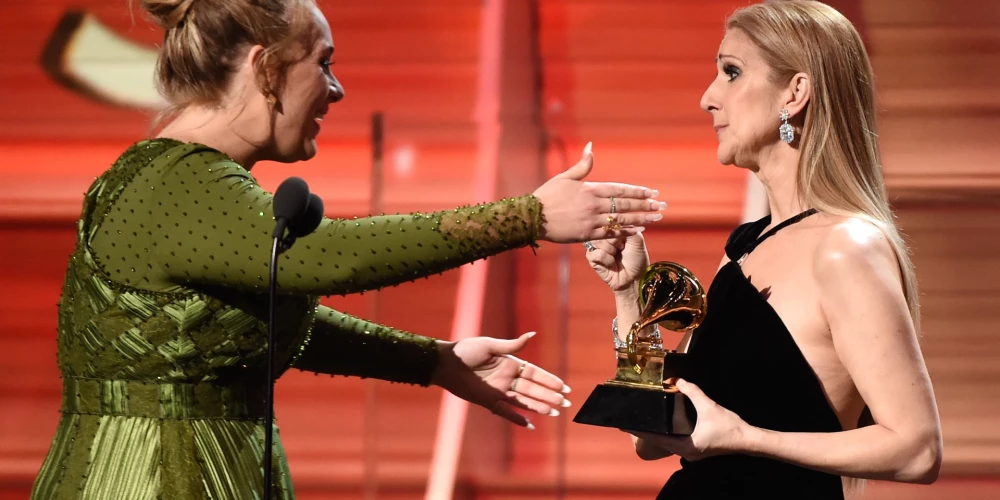 2017. gadā Selīna Diona pasniedza Adelei "Grammy" balvu par gada dziesmu.