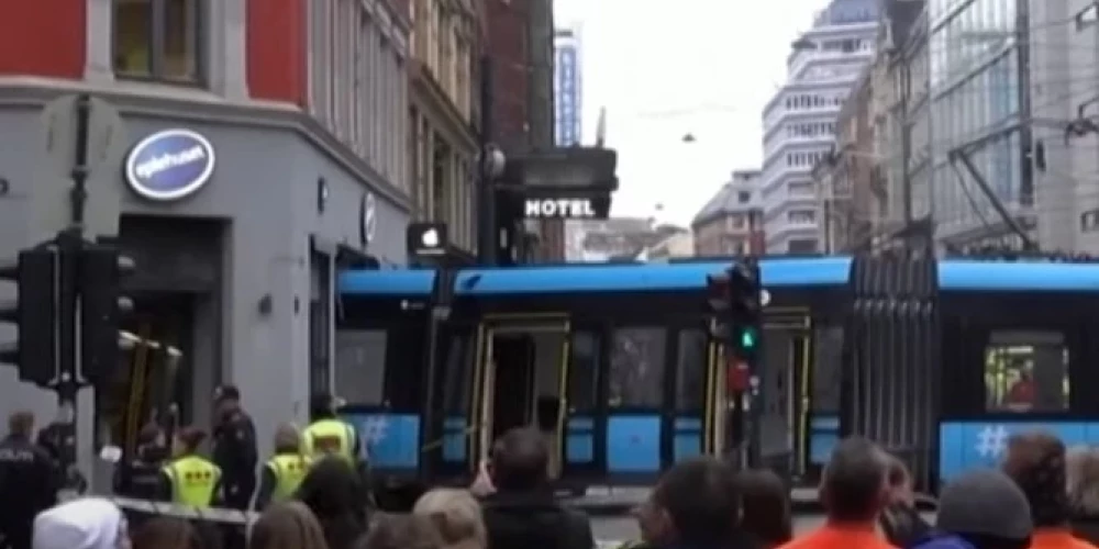 Tramvaja avārijas vieta Oslo centrā (ekrānuzņēmums no video)