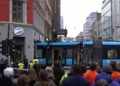 VIDEO: Oslo centrā tramvajs pilnā ātrumā iedrāzies veikalā