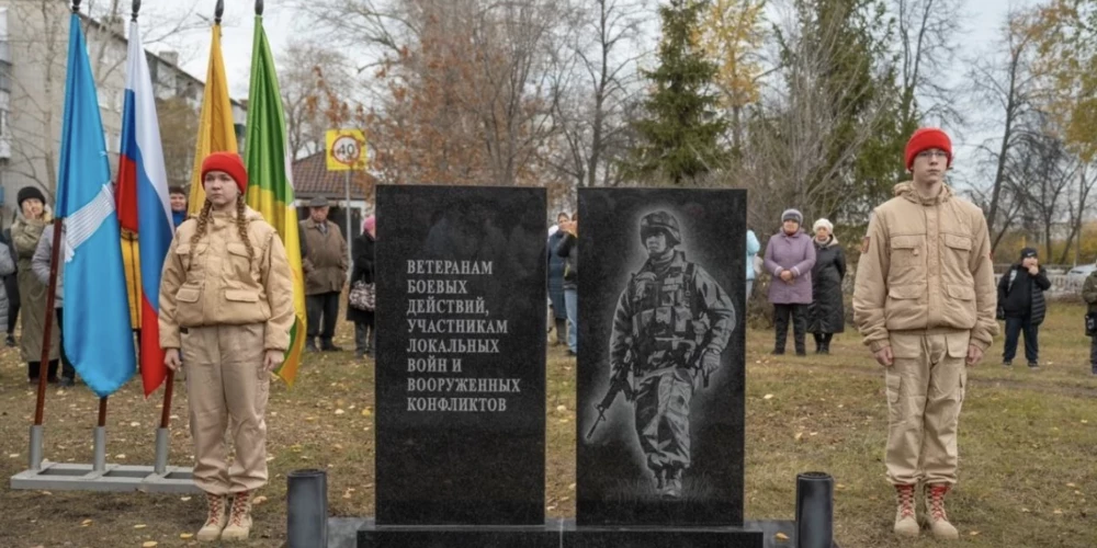 Uz pieminekļa attēlotais karavīrs tērpts amerikāņu karavīra formas tērpā un viņam rokās ir amerikāņu ražoti ieroči.