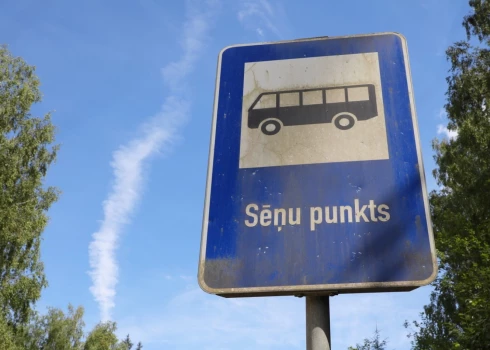 Sabiedriskā transporta pietura "Sēņu punkts".