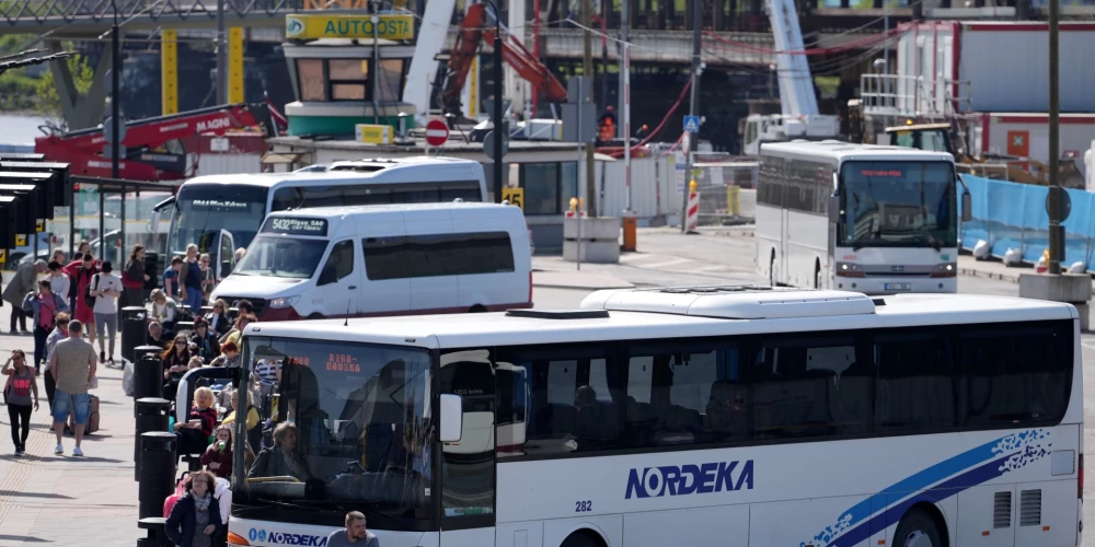 Jaunie autobusi būs ne tikai ērtāki un drošāki, bet arī pieejamāki personām ar kustību, redzes un dzirdes traucējumiem, daļa  – arī videi draudzīgāki. 